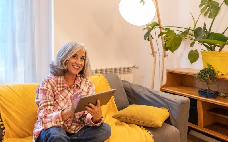 gray-haired-mature-woman-smart-home-home-control-on-tablet-use-smart-home-app-qxzwtae73njnswk5vvj3jg7wd4oatu2v0t1ykzjjbc