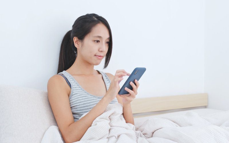 woman-using-mobile-phone-app-to-control-the-lighting-at-home-smart-home-concept-qxzwt5p05hd86uqznbhyozele7bgrck7c5sj6lqi6g